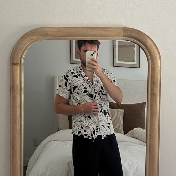 🌿H&M Abstract Button Up - Picture 3 of 4